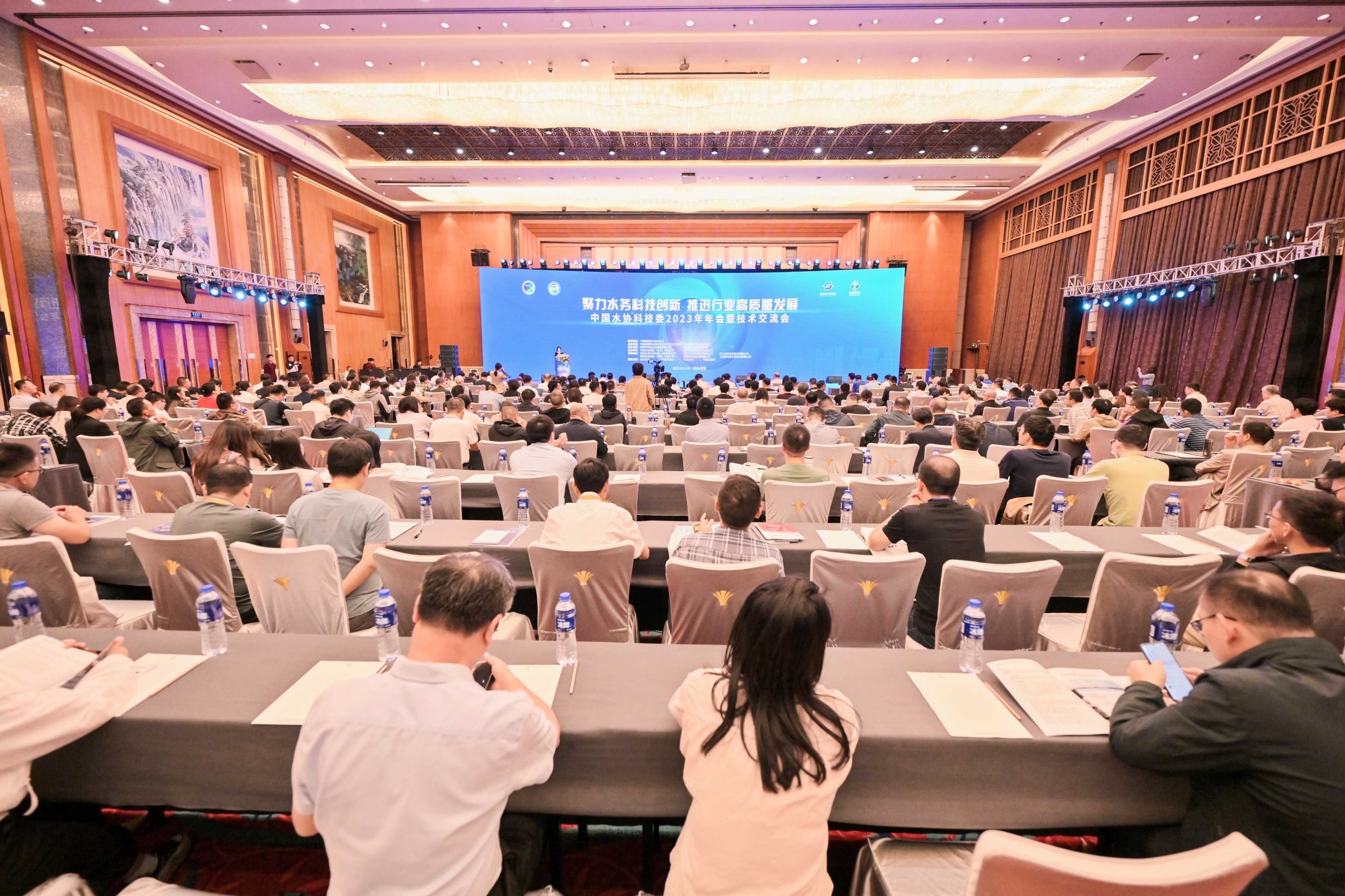 �����չ�ح�������ǲ�����ƽ̨����"˫��˫չ"Բ����Ļ��